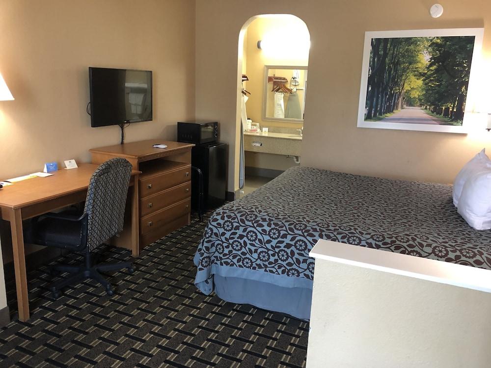Days Inn by Wyndham Columbus photo 43