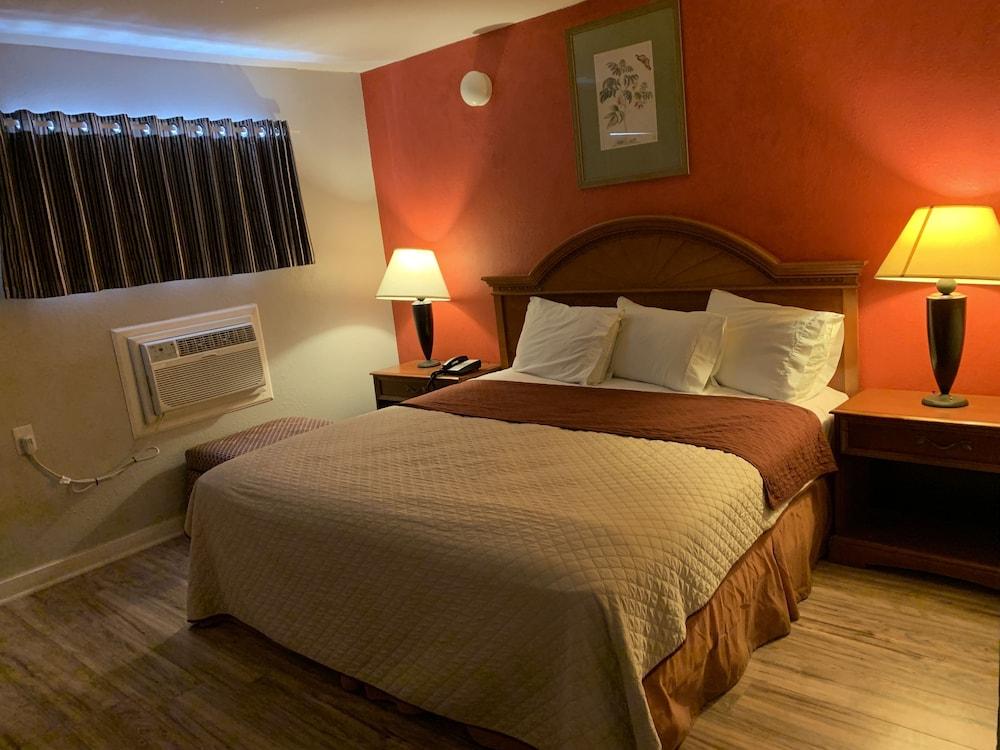 Scottish Inn and Suites photo 21
