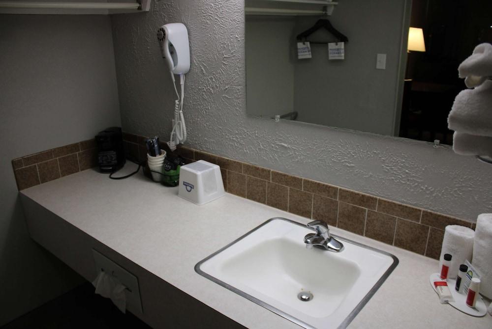 Days Inn by Wyndham Hays photo 41