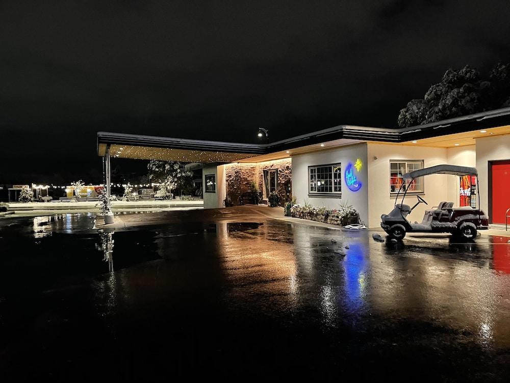 The Sapphire Motel photo 1