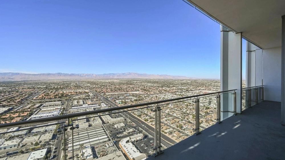One Bedroom | 1.5 Baths & Living Room | Jet Tub – Palms Place StripSuite photo 43