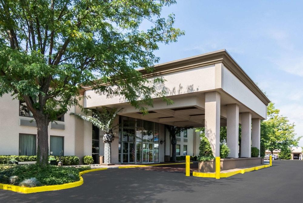 The Plaza Inn & Suites photo 1