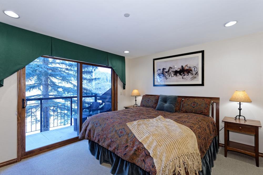 The Crestwood Condominiums photo 17
