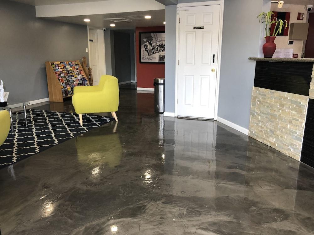 Super 8 by Wyndham San Antonio Pearl District / Downtown photo 7