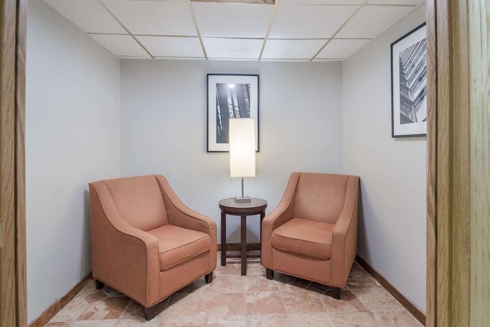 Clarion Inn photo 32