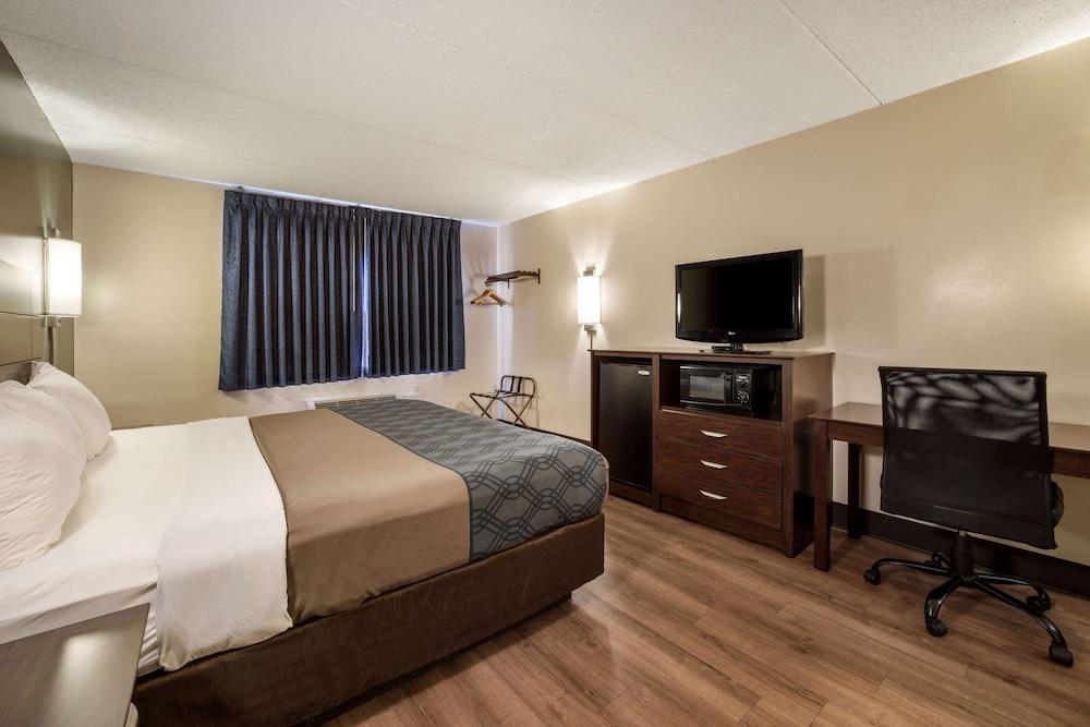 Econo Lodge Darien Lakes photo 17