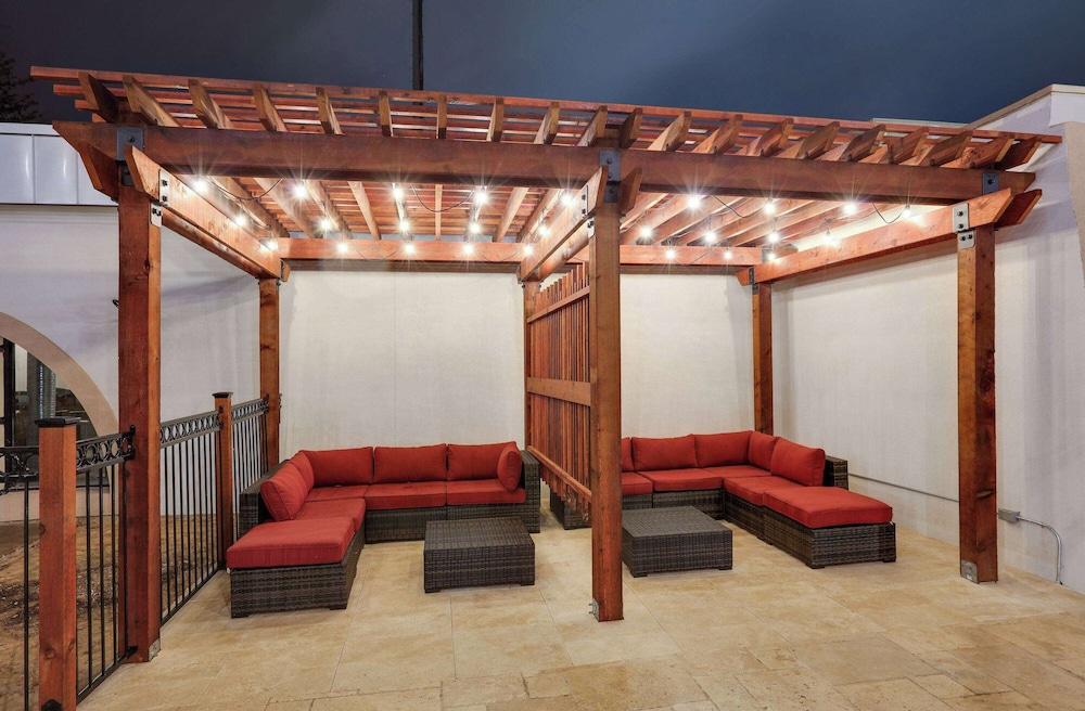 Ramada by Wyndham Austin South photo 41