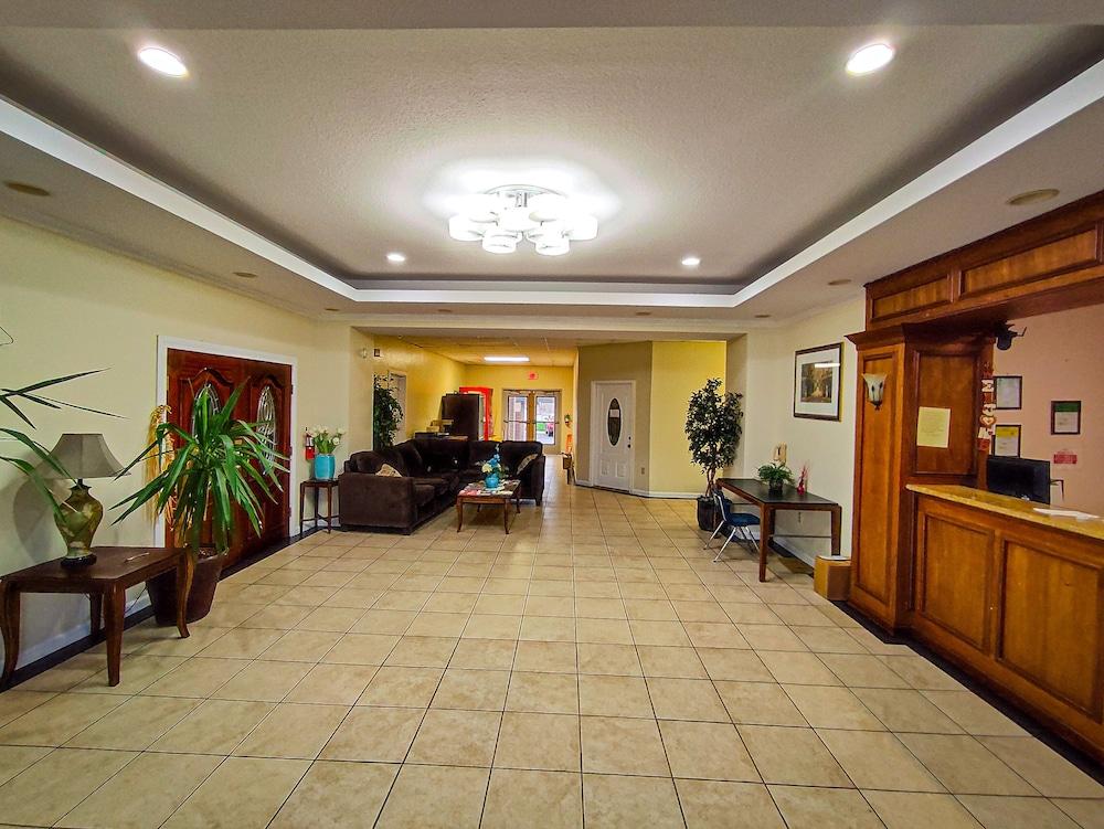 Clover Inn & Suites photo 9
