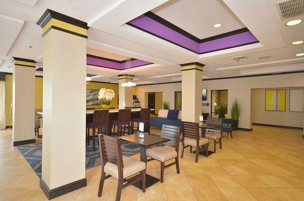 Holiday Inn Express & Suites Farmington by IHG photo 44