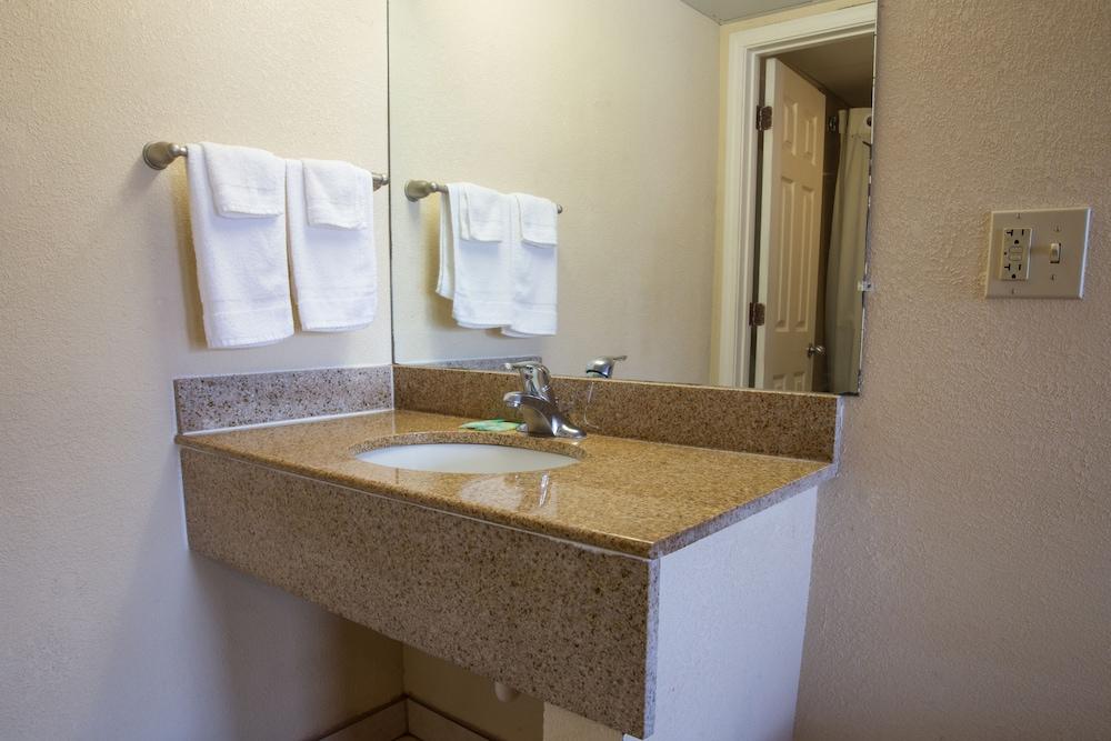 Budget Inn Cocoa photo 21
