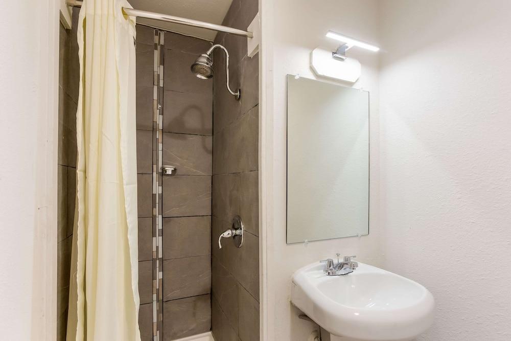 Rodeway Inn Berryville photo 17