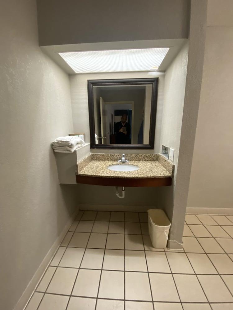 Days Inn by Wyndham Ozark photo 3