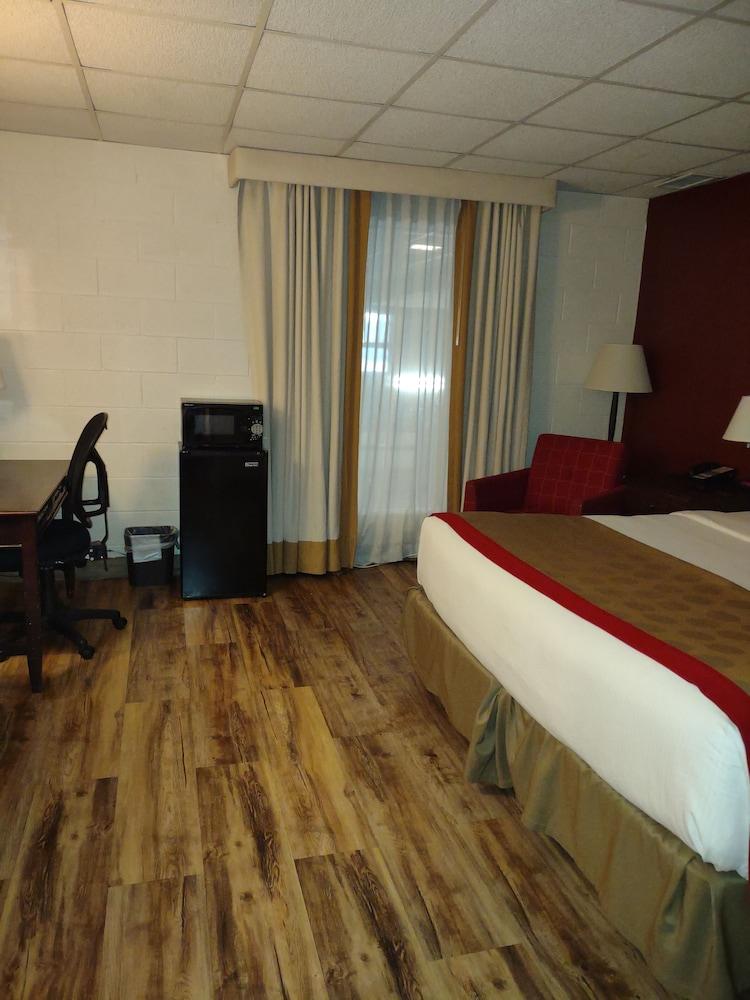 Ramada by Wyndham Albert Lea photo 31