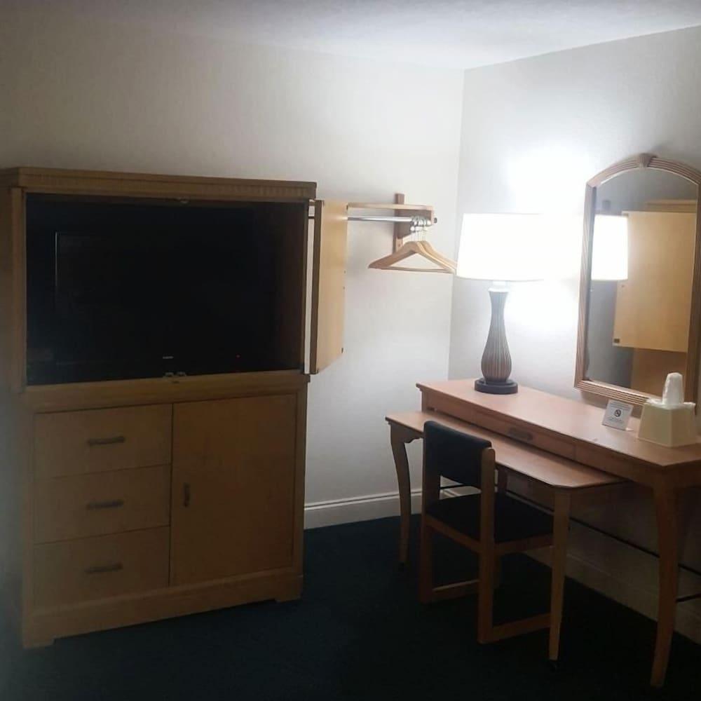 Queens Lodge Motel photo 22