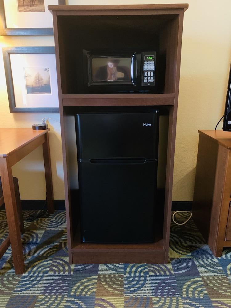 AmericInn by Wyndham Kewanee photo 74