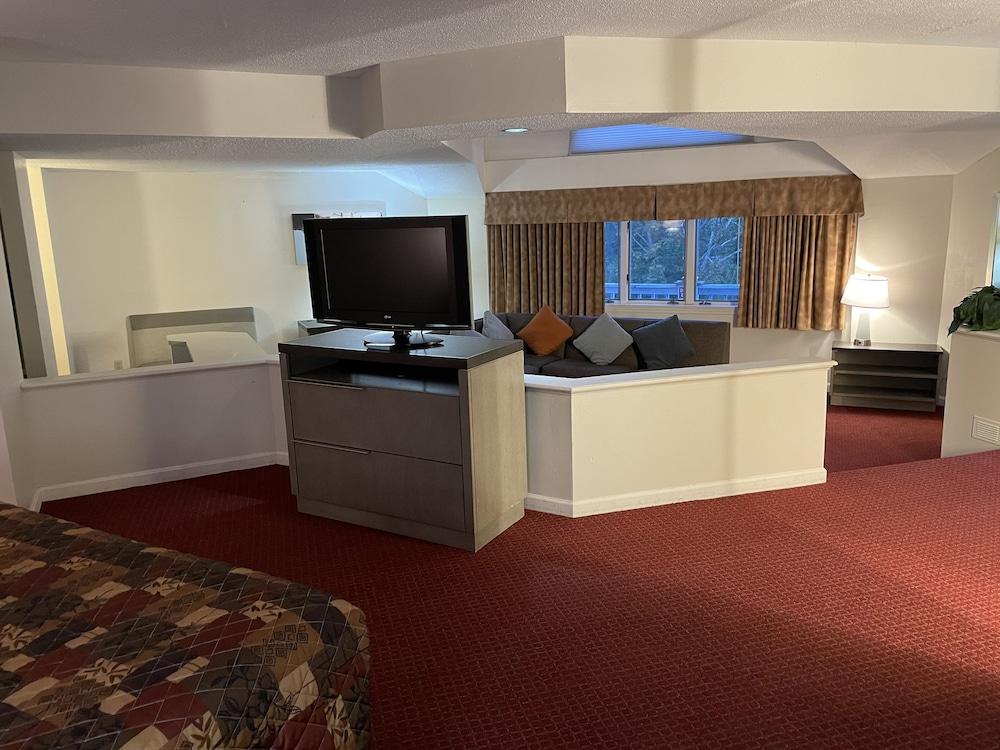 Gold Star Inn & Suites photo 12