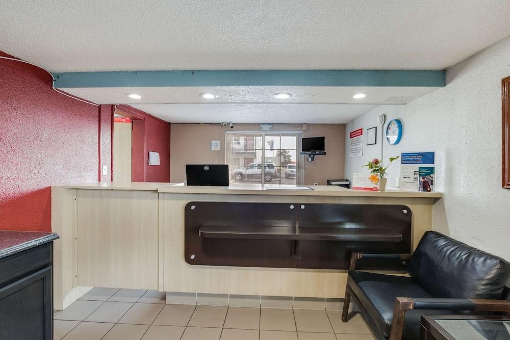 Econo Lodge Inn & Suites photo 5