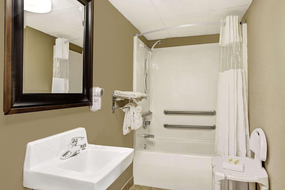 Days Inn by Wyndham Conover-Hickory photo 28