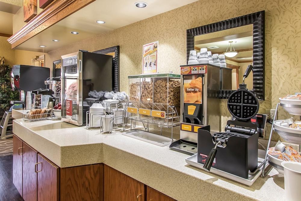 Comfort Suites Rolla photo 56
