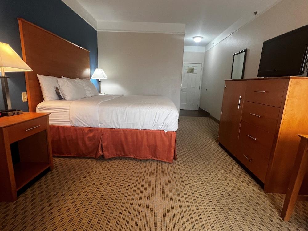 Baymont by Wyndham Brenham photo 14