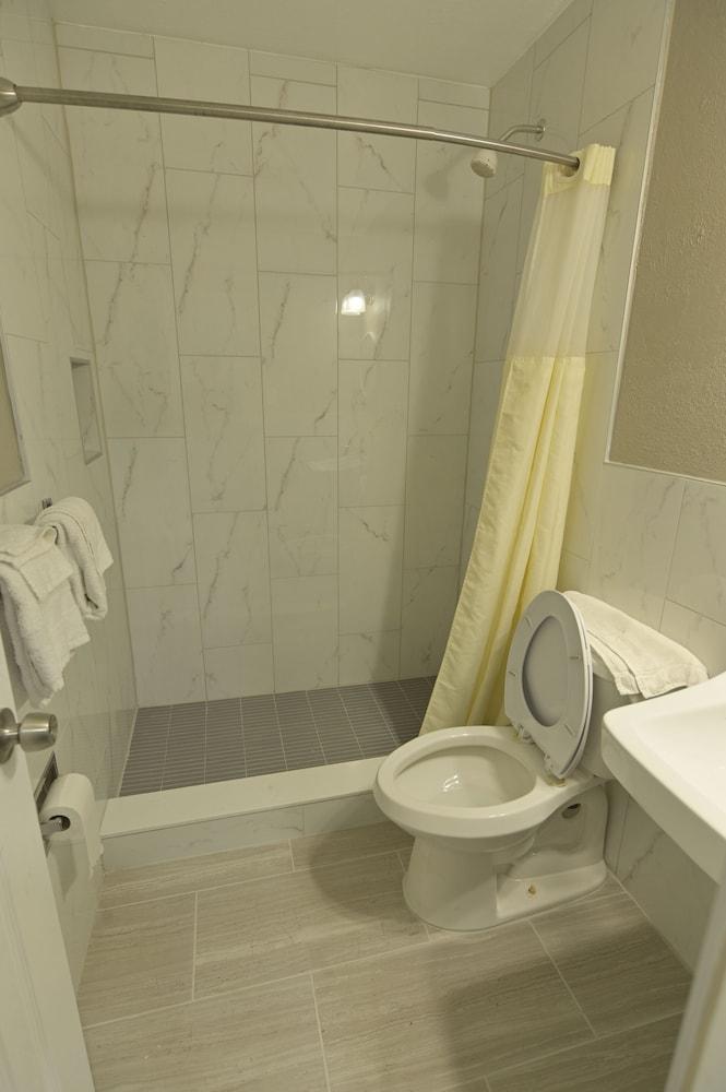 Deluxe Inn photo 12