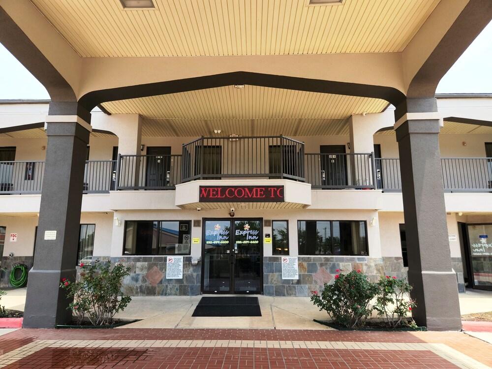 Express Inn Tomball photo 32
