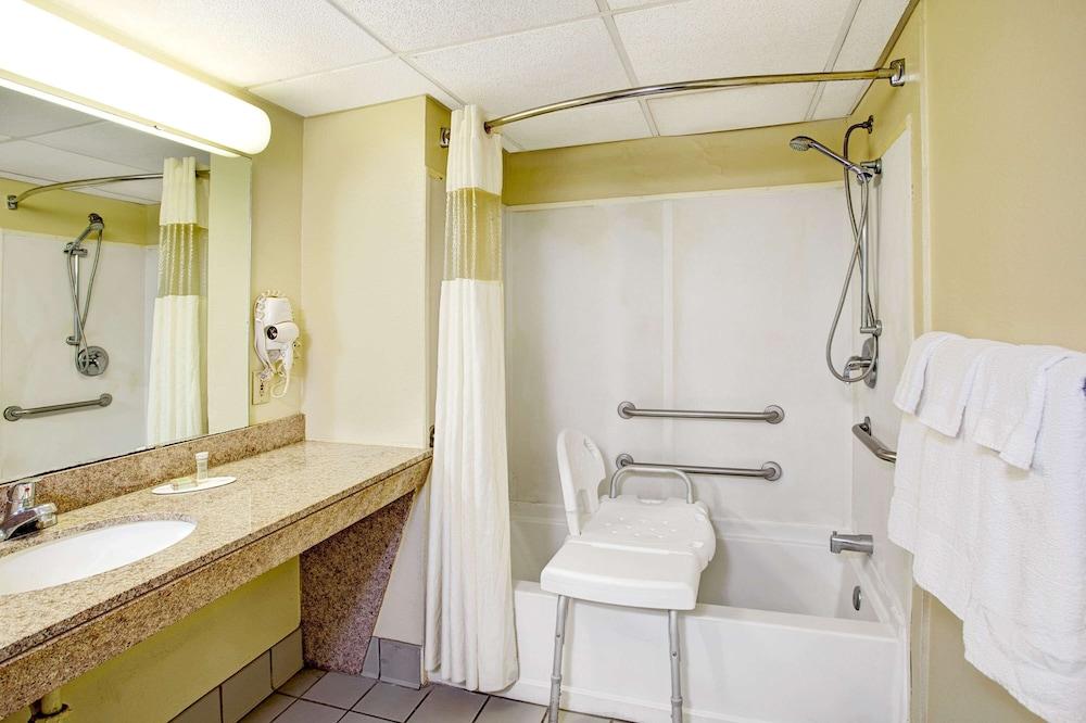 Super 8 by Wyndham Walterboro photo 16