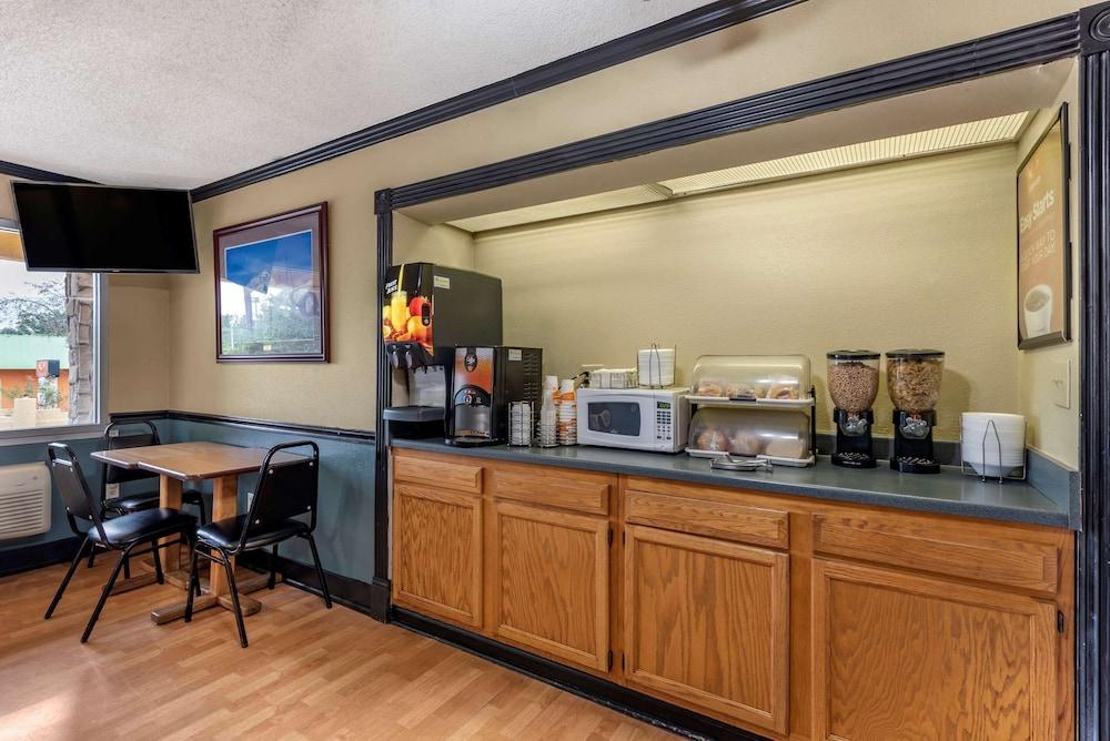 Econo Lodge Erlanger - Cincinnati Airport photo 5