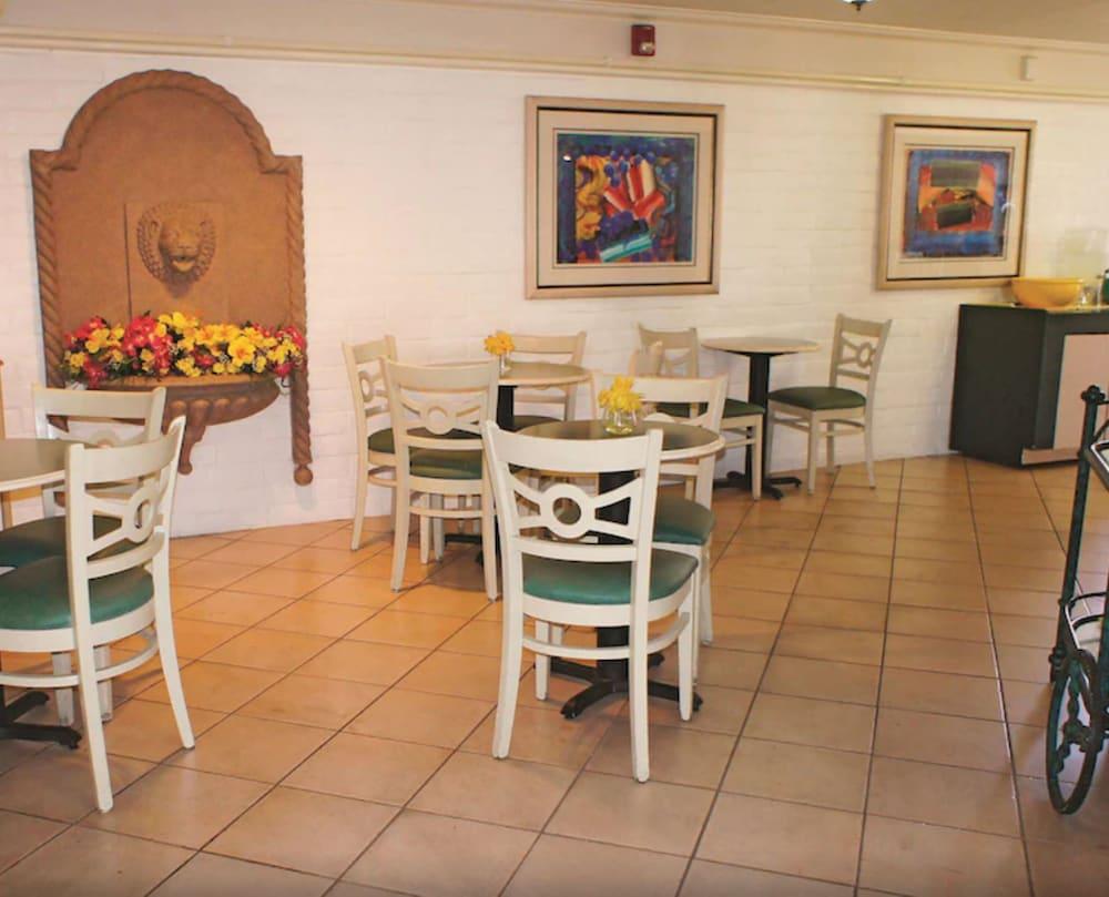La Quinta Inn by Wyndham Bakersfield South photo 15