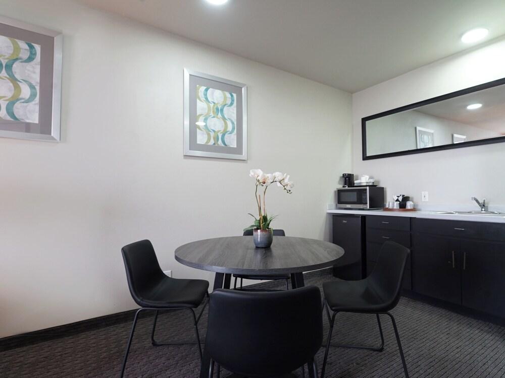 BayVue Hotel, Resort and Suites photo 83
