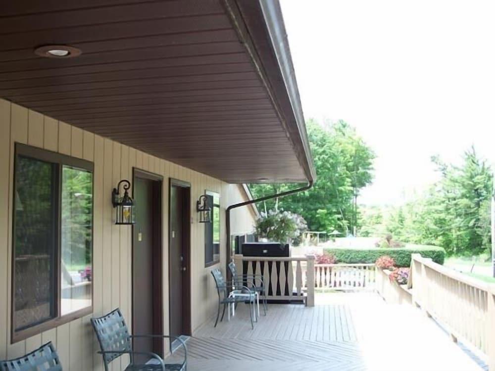 Tall Pines Motel photo 4