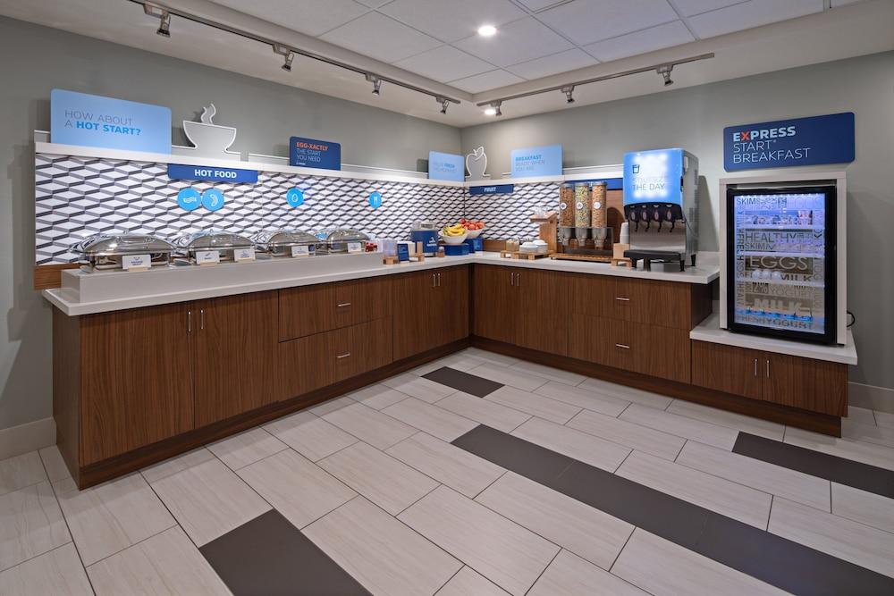 Holiday Inn Express Hotel & Suites SeaTac by IHG photo 22