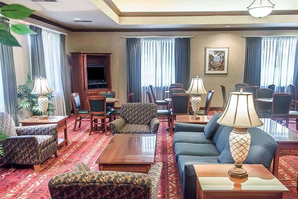 Days Inn by Wyndham Austintown photo 11