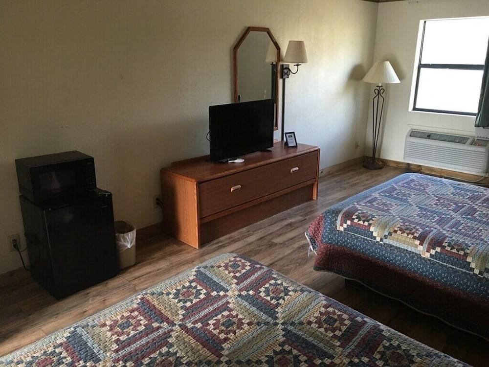 Whispering Creek Lodging & RV Resort photo 12