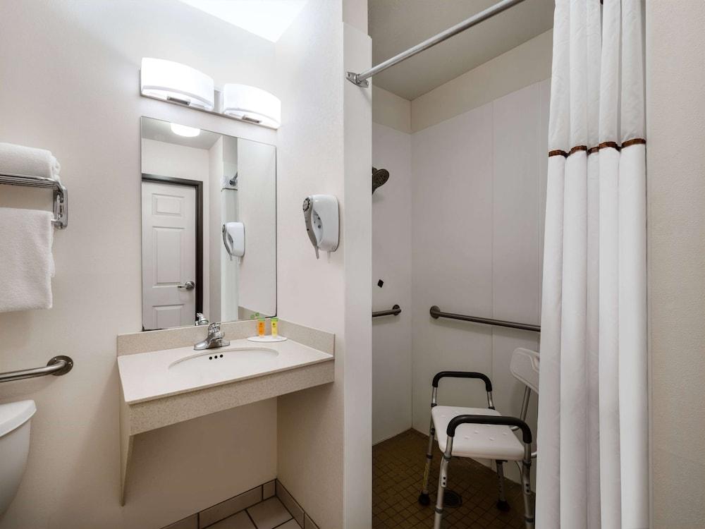 Baymont by Wyndham Limon photo 32