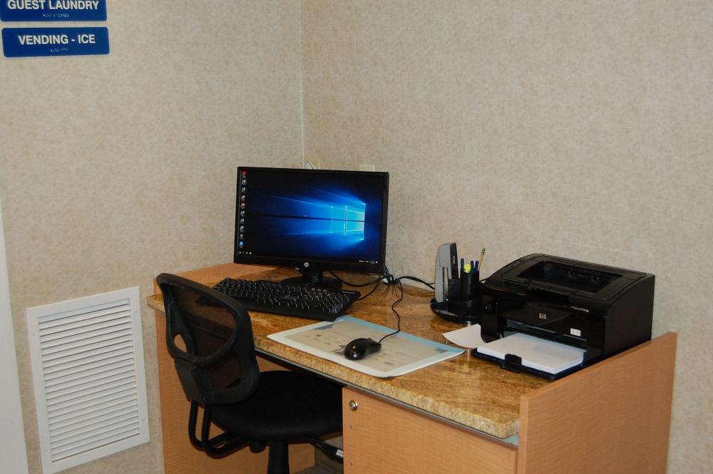 Microtel Inn & Suites by Wyndham Plattsburgh photo 41