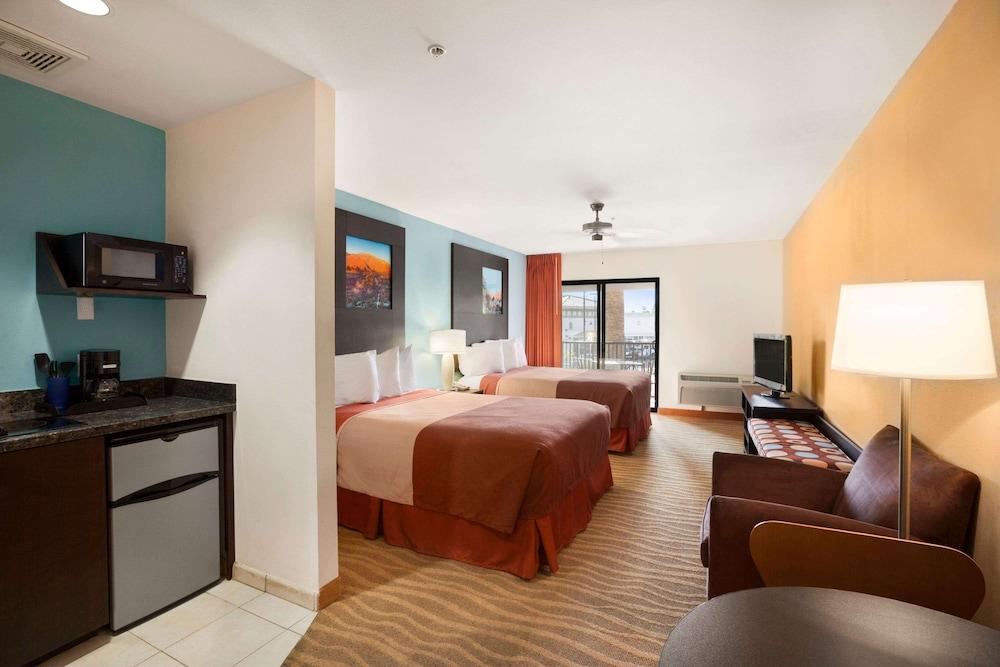 Super 8 by Wyndham Indio photo 12