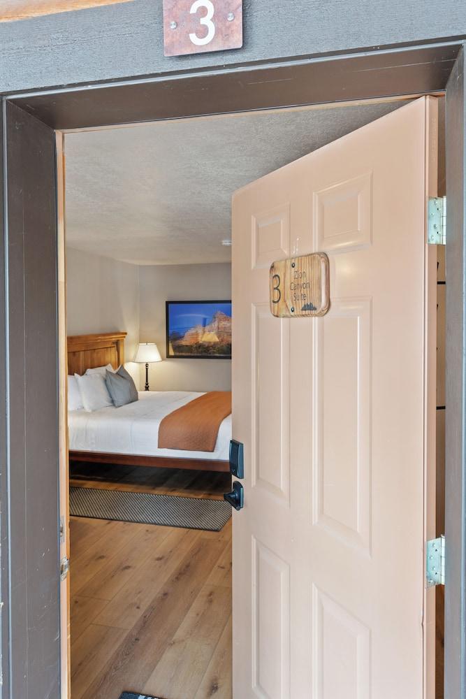 Duck Creek Village Inn photo 80