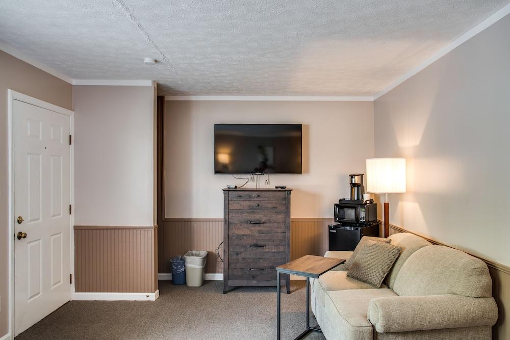 Boxwood Lodge photo 23