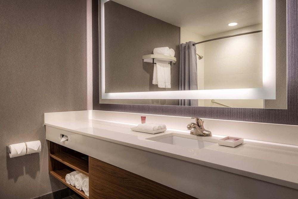 Anaheim Camelot Inn & Suites photo 8