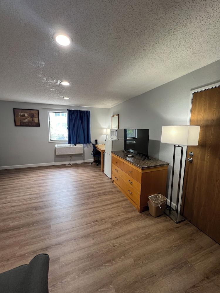 Economy 7 Inn - Norfolk photo 22