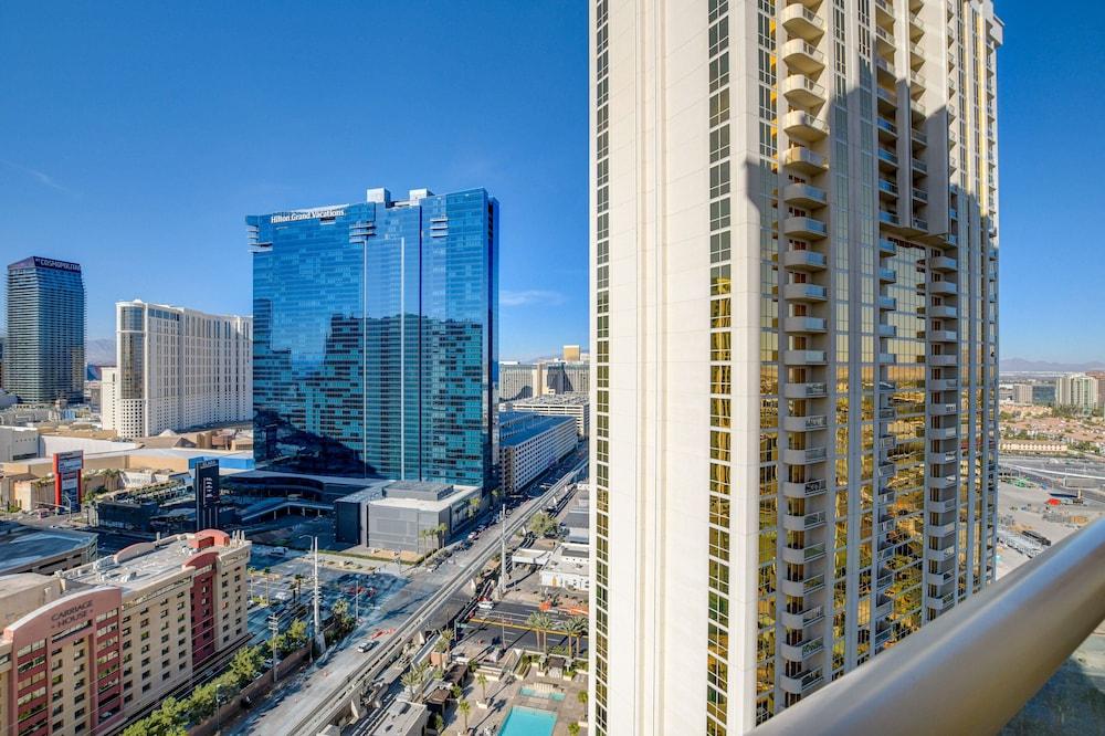 Premium Suite w/balcony at The Signature photo 29
