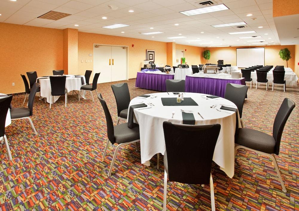 Holiday Inn Manhattan at the Campus by IHG photo 9