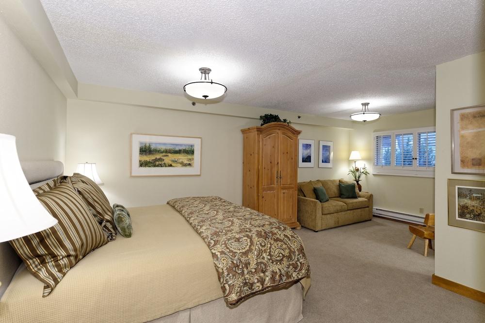 The Crestwood Condominiums photo 3