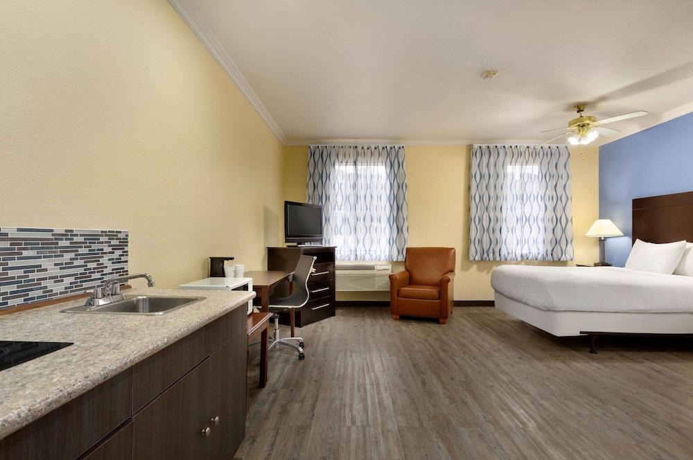 Days Inn & Suites by Wyndham Euless DFW Airport South photo 44