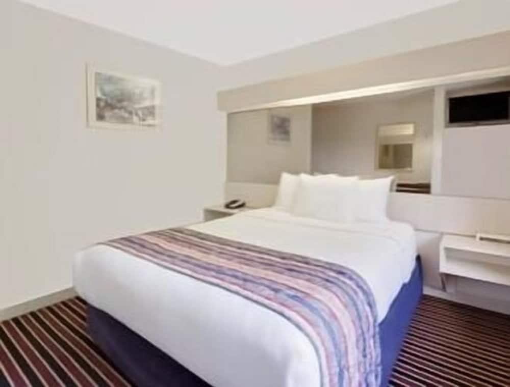 Microtel Inn & Suites by Wyndham Madison East photo 4