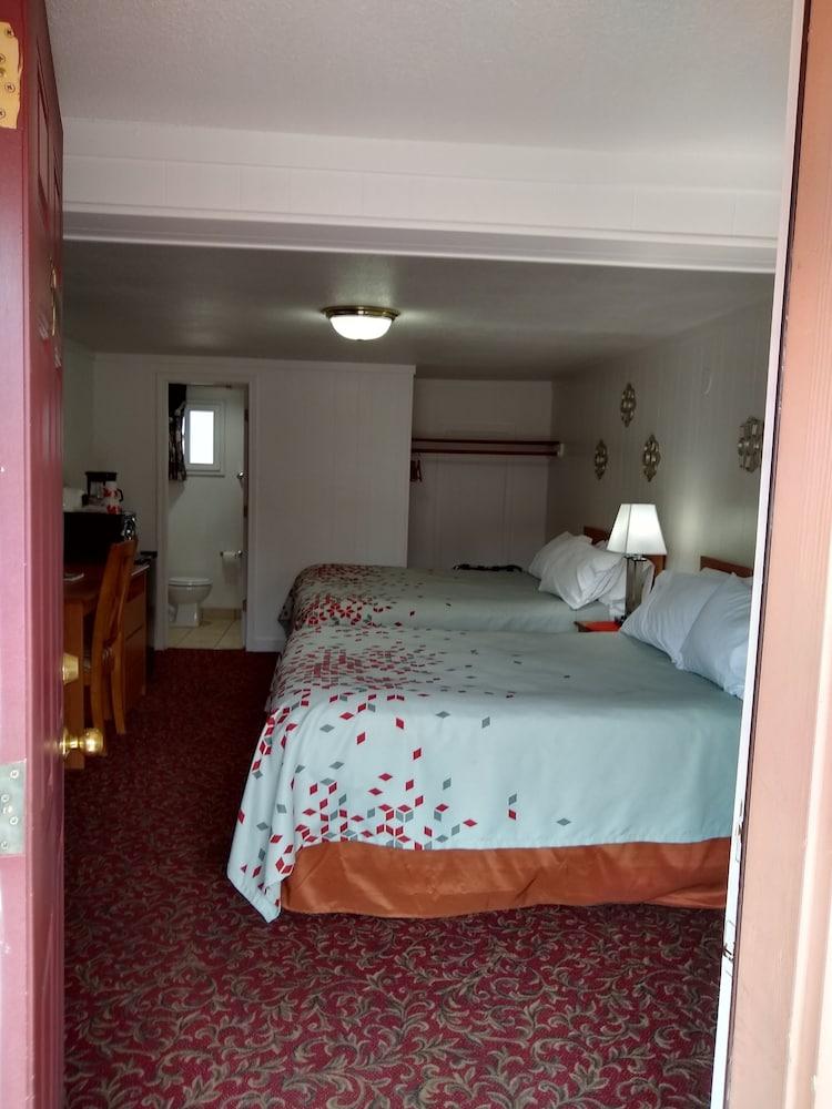 Holiday Motel photo 11