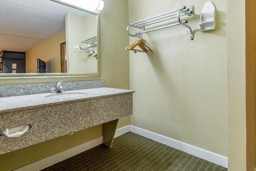 Rodeway Inn photo 6