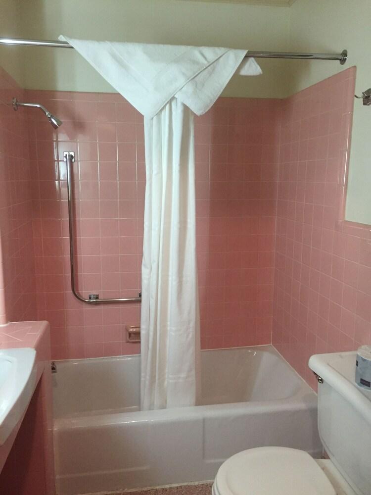 Mansion House Motel photo 22