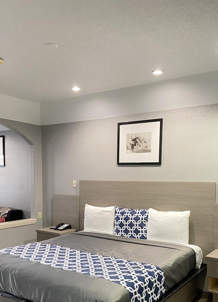 Island Suites photo 37